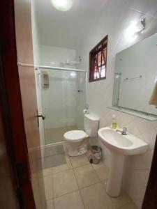 ein Badezimmer mit Toilette, Waschbecken und Dusche in der Unterkunft Chalé da Serra - bem equipado e aconchegante para 10 pessoas em Gravatá/PE in Gravatá