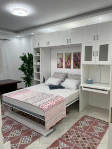 una camera con un grande letto e armadi bianchi di شقة في قلب القاهرة الجديدة تطل على شارع التسعين الشمالي a Il Cairo