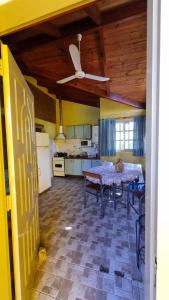 une cuisine avec une table et un ventilateur de plafond dans l'établissement La Soñada, à La Granja