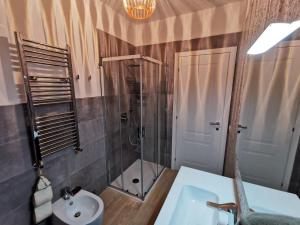 uma casa de banho com um chuveiro e um lavatório. em Colour House em Roma
