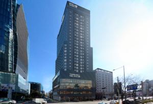 um edifício alto no meio de uma cidade em Central Gwangju Hotel & Residence em Gwangju