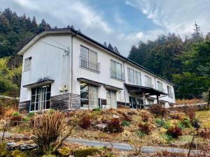Ōdoにある山茶小屋 Yamachagoyaの丘の上の大白い家