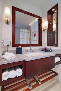 uma casa de banho com um lavatório e um espelho grande em Guyana Marriott Hotel Georgetown em Georgetown