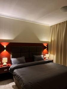 a bedroom with a large bed with two lamps at شقة سكنية بغرفتين نوم in Al Jubail