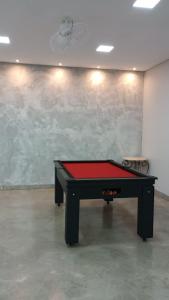 eine Tischtennisplatte in einem Raum mit einer Wand in der Unterkunft Área de Lazer e Hospedagem completa in Ribeirão Preto
