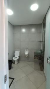 ein Bad mit WC, Urinal und Bidet in der Unterkunft Área de Lazer e Hospedagem completa in Ribeirão Preto