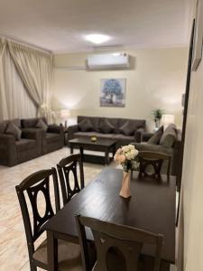 a living room with a table with a vase of flowers on it at شقة سكنية بغرفتين نوم in Al Jubail