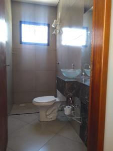 ein Bad mit einem WC und einem Waschbecken in der Unterkunft Área de Lazer e Hospedagem completa in Ribeirão Preto
