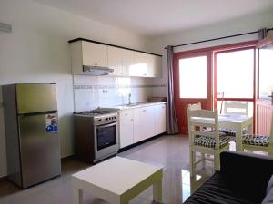 cocina con nevera de acero inoxidable y fogones en Apartamento em Santa Maria- Espaçoso&Confortável en Santa María