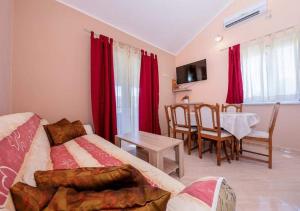 Oleskelutila majoituspaikassa Apartment Supetarska Draga - Donja 14425c