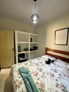 ein Schlafzimmer mit einem Bett mit einer Tasche darauf in der Unterkunft Recanto da lua in Prado