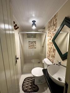 ein Bad mit einem WC, einem Waschbecken und einer Dusche in der Unterkunft Recanto da lua in Prado