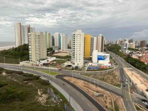 a highway in front of a city with tall buildings at Flat Biarritz em São Luís com excelente localização! in São Luís