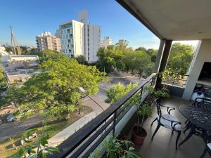 uma varanda com vista para uma rua e árvores em Semipiso premium con piscina y cochera opcional em La Plata