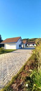 a brick driveway in front of a house at Quinta dos Faisões in Santo Antônio do Pinhal