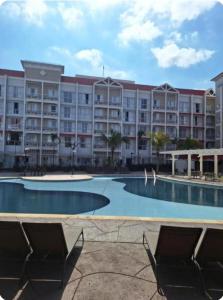 a large apartment building with a large swimming pool at Quarto hotel Thermas São Pedro in São Pedro