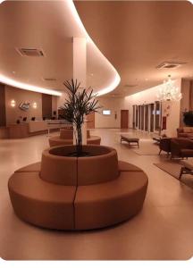 a large lobby with a large centerpiece in the middle at Quarto hotel Thermas São Pedro in São Pedro
