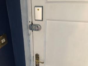 una porta con una telecamera sul lato di Charming Pheonix Parkside Flat a Dublino