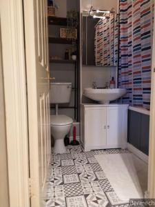 Bilik mandi di Charming Pheonix Parkside Flat