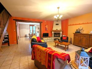una sala de estar con paredes de color naranja y sofás en Gîte Saulmory-Villefranche, 4 pièces, 6 personnes - FR-1-585-15, 