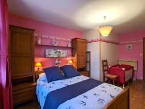 a bedroom with a bed and a desk and a chair at Gîte Saulmory-Villefranche, 4 pièces, 6 personnes - FR-1-585-15 