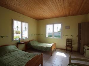 1 dormitorio con 2 camas y 2 ventanas en Gîte Bouin, 4 pièces, 9 personnes - FR-1-426-95, en Bouin