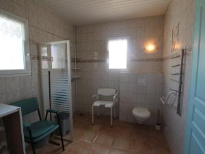 y baño con aseo y lavamanos. en Gîte Bouin, 4 pièces, 9 personnes - FR-1-426-95, en Bouin