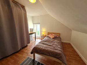 Un pat sau paturi într-o cameră la Gîte Vieilles-Maisons-sur-Joudry, 7 pièces, 7 personnes - FR-1-590-88
