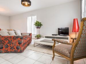 Televízia a/alebo spoločenská miestnosť v ubytovaní Maison Calme avec Jardin Clos, Près de Pornic et Nantes, Wifi et Équipements Bébé Inclus - FR-1-306-1239