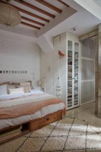 1 dormitorio con 1 cama grande y 1 alfombra grande en Apartamento único no coração do Jardim Botânico, en Río de Janeiro