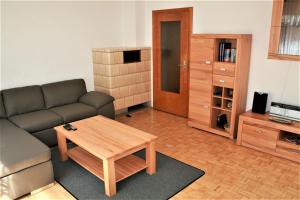 uma sala de estar com um sofá e uma mesa de centro em Haus am Waldrand em Triberg