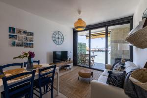 Μια τηλεόραση ή/και κέντρο ψυχαγωγίας στο Meraki Home - 30 m dal mare, vista mare, wifi e parcheggio coperto gratuito - Appartamento a San Lorenzo al Mare