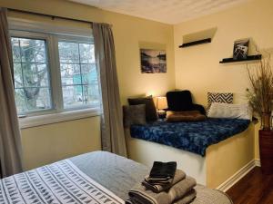 una camera con letto e finestra di Cozy 2-BDRM, Mid Floor, Backyard a Halifax