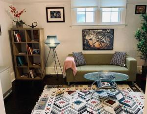哈利法克斯的住宿－Relaxing Retreat #1，客厅配有绿色沙发和玻璃桌