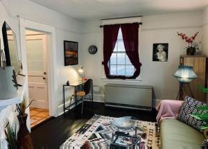 哈利法克斯的住宿－Relaxing Retreat #1，带沙发和窗户的客厅