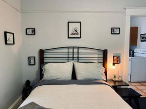 1 dormitorio con 1 cama grande y 4 cuadros en la pared en Relaxing Retreat #1, en Halifax