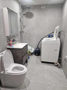 een badkamer met een toilet en een wastafel bij Deegii's apartment in Ulaanbaatar
