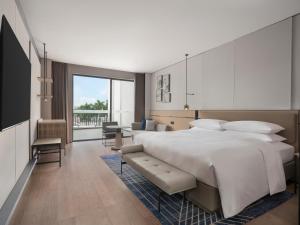 Voodi või voodid majutusasutuse Four Points by Sheraton Yangjiang City Center toas