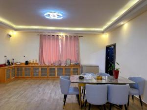 uma sala de jantar com mesa e cadeiras em Leone Guest House em Freetown