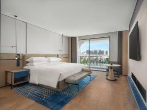 Voodi või voodid majutusasutuse Four Points by Sheraton Yangjiang City Center toas