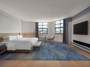 Voodi või voodid majutusasutuse Four Points by Sheraton Yangjiang City Center toas