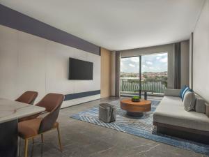 Televiisor ja/või meelelahutuskeskus majutusasutuses Four Points by Sheraton Yangjiang City Center