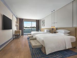 Voodi või voodid majutusasutuse Four Points by Sheraton Yangjiang City Center toas