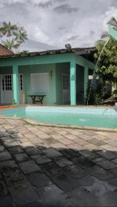 uma casa com uma piscina em frente em Casa com piscina em Mosqueiro em Carananduba