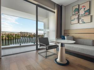 Rõdu või terrass majutusasutuses Four Points by Sheraton Yangjiang City Center