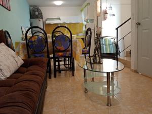 een woonkamer met een bank, stoelen en een tafel bij Bonita casa de descanso en Cuautla Morelos in Tlayecac