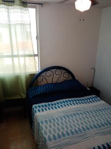 Una cama o camas en una habitación de Bonita casa de descanso en Cuautla Morelos