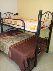 a couple of bunk beds in a room at Bonita casa de descanso en Cuautla Morelos in Tlayecac