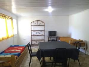 una habitación con mesa y sillas y un dormitorio en casa-quinta en General Rodríguez