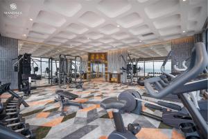 uma imagem de um ginásio com equipamento de exercício em M Continental by Mandala Phu Yen em Liên Trì (3)